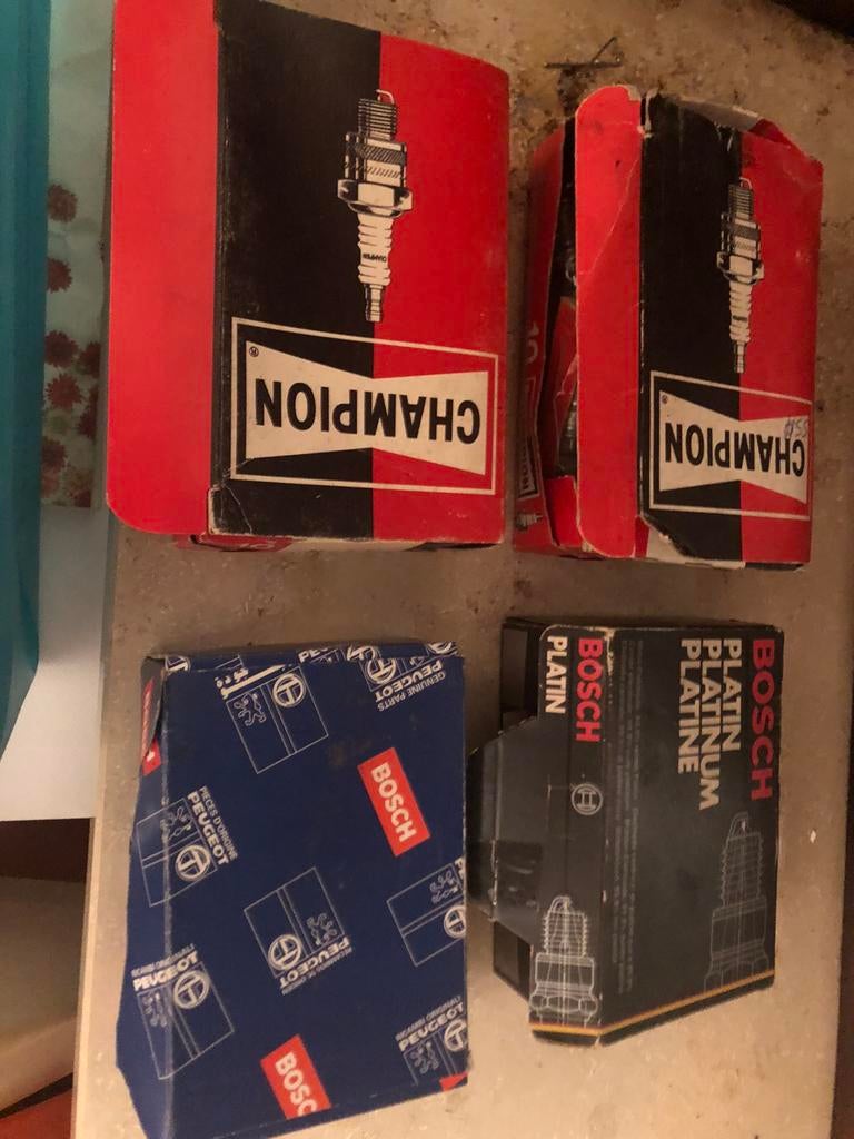 Lot de bougies neuves : Champion et Bosch Platinum, Enlèvement