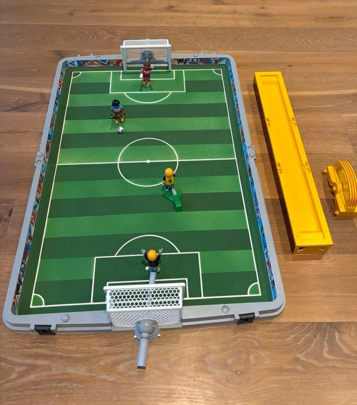 Voetbalveld spel playmobil in draagkoffer, Ophalen, Zo goed als nieuw