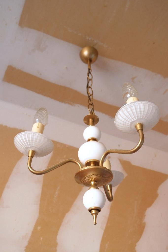 Lustre vintage métal doré et verre blanc à 3 ampoules, Enlèvement, Utilisé, Verre, Rétro chic