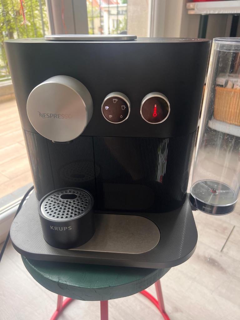Krups Nespresso Expert, Elektronische apparatuur, Koffiezetapparaten, Ophalen, Espresso apparaat, Zo goed als nieuw, Koffiepads en cups