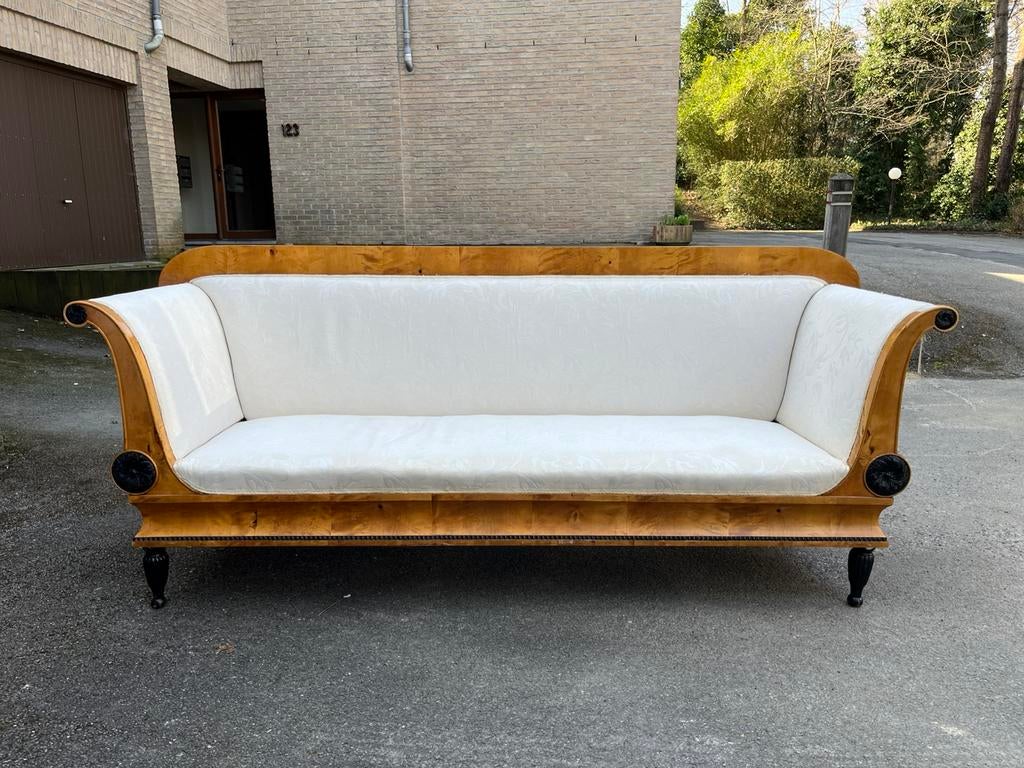 Sofa Biedermeyer, Enlèvement