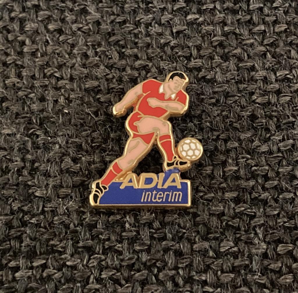 PIN - ADIA INTERIM - FOOTBALL - VOETBAL, Verzenden, Gebruikt, Sport, Speldje of Pin