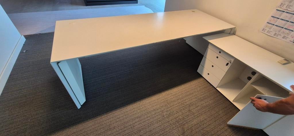 Grote bureau met kast., Ophalen