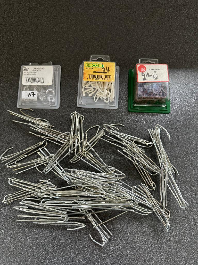 42 pinces + attaches pour tentures ou rideaux, Enlèvement ou Envoi, Utilisé