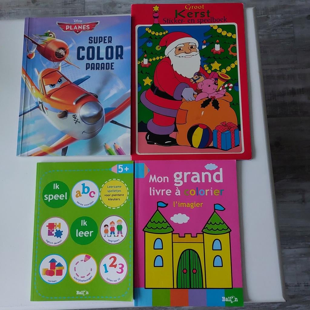 Set van 4 kleurboeken waar reeds wat in gewerkt werd., Ophalen