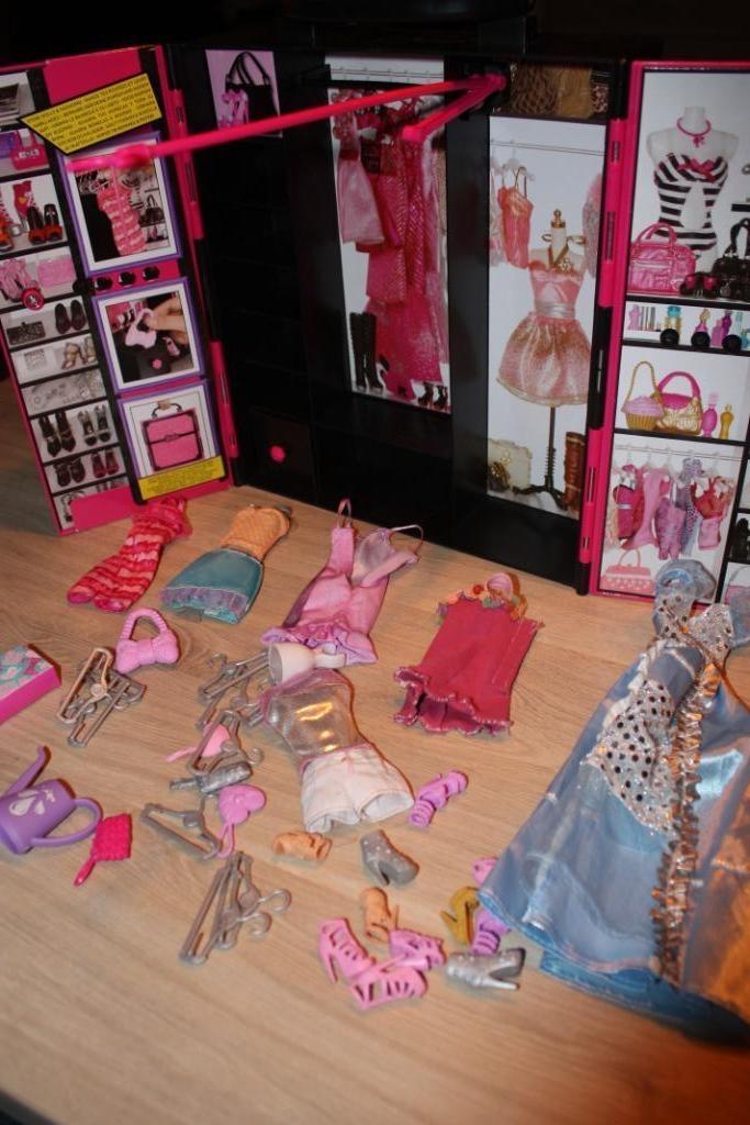 Barbie Fashionistas , plastic koffer + toebehoren, Kinderen en Baby's, Ophalen of Verzenden, Gebruikt, Barbie