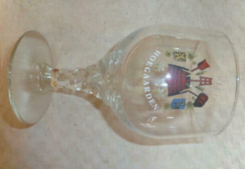 #I bier glas DE KLUIS - HOEGAARDEN ' op gedraaide voet ', Ophalen of Verzenden, Gebruikt, Bierglas