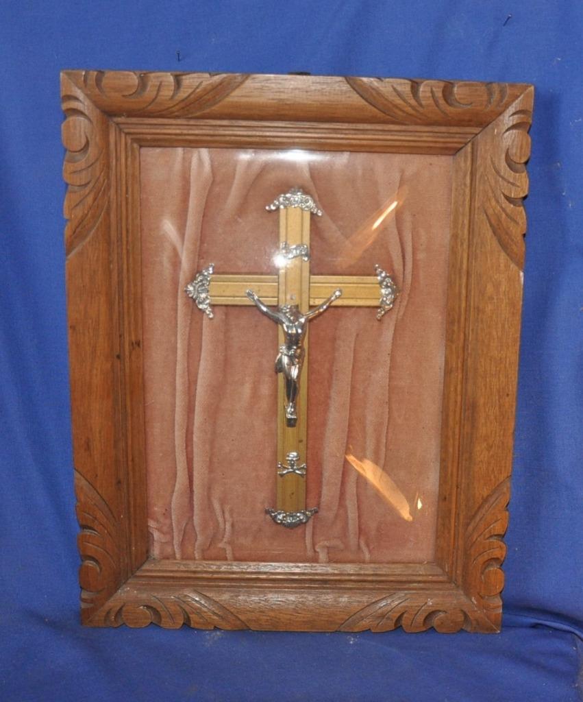 cadre bombe crucifix bois metal sur fond velours beige, Ophalen of Verzenden