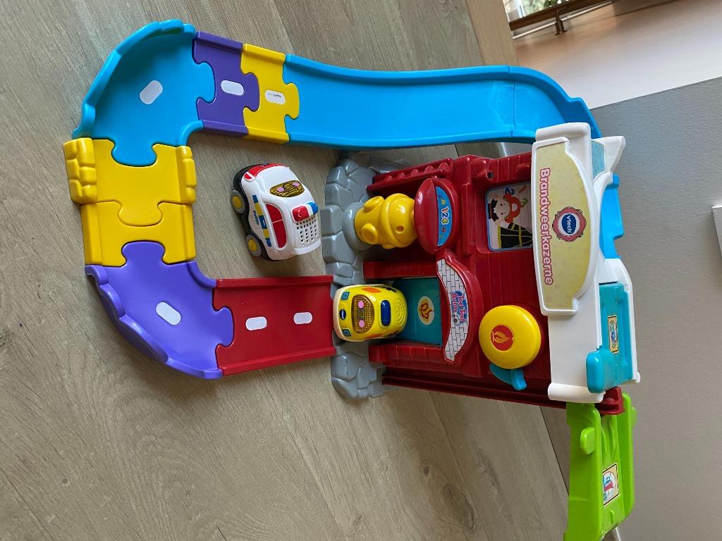 Vtech Toet Toet Autos Brandweerkazerne met 2 auto’s (ambulan, Ophalen of Verzenden, Gebruikt, 6 maanden tot 2 jaar