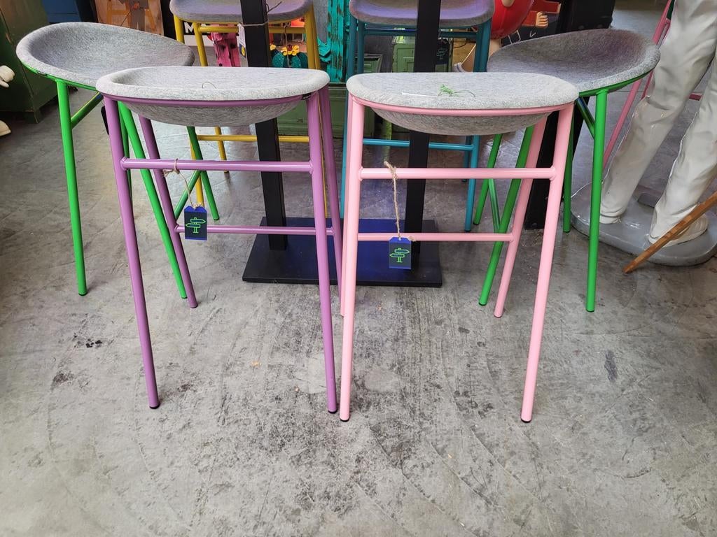 Tabourets de bar DeVorm, rose, jaune, vert, violet et bleu/v, Maison & Meubles, Avec repose-pieds, Métal, Comme neuf, Enlèvement