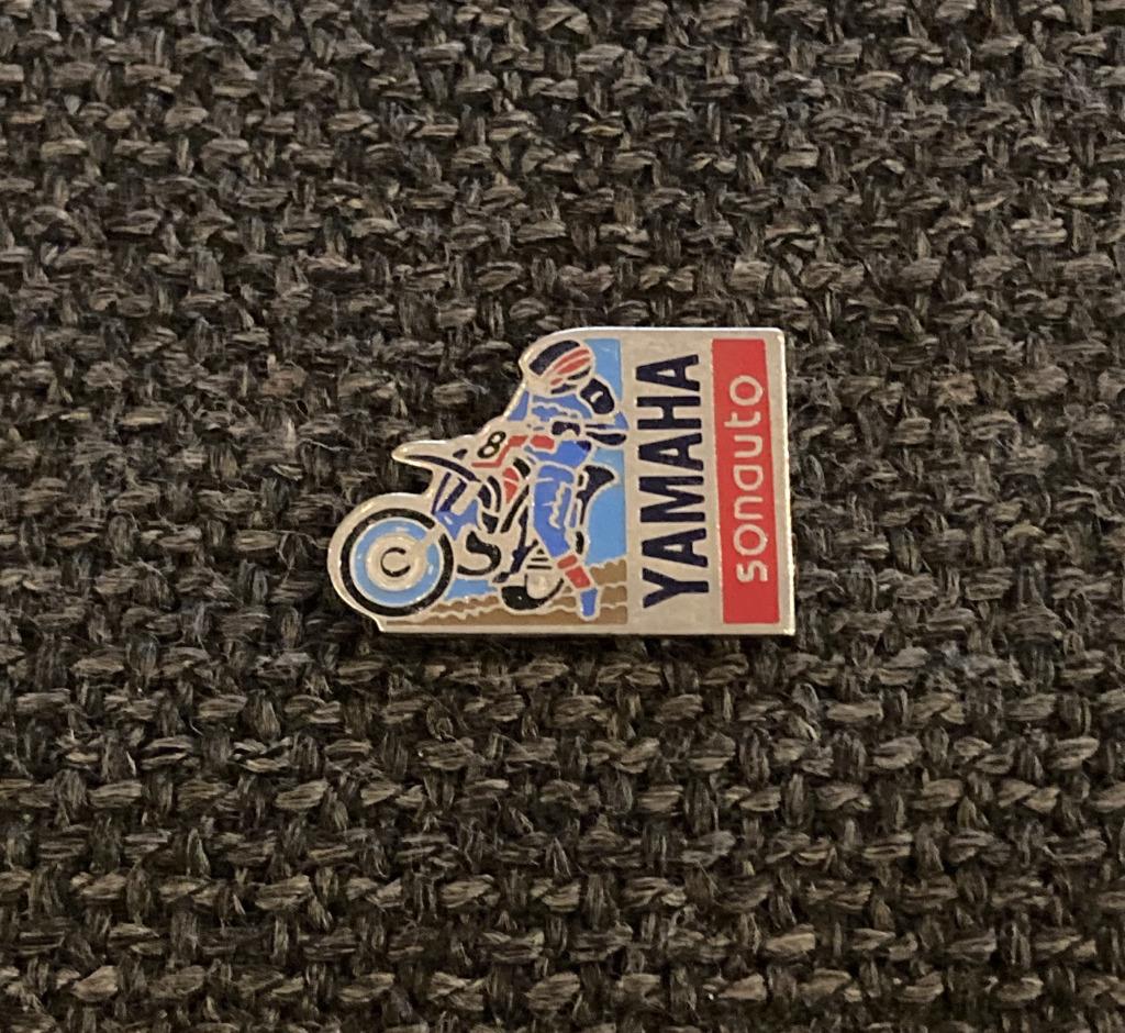 PIN - YAMAHA - SONAUTO - CROSS - MOTORCROSS, Envoi, Utilisé, Marque, Insigne ou Pin's