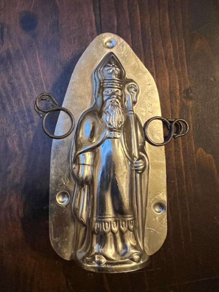 Ancien moule à chocolat en forme de Saint Nicolas, Enlèvement