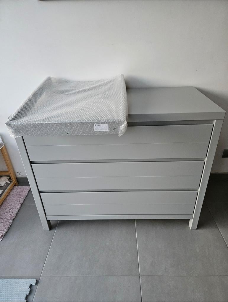 Quax grijze commode model Stripes kleur Griffin Grey, Enfants & Bébés, Chambre d'enfant | Commodes & Armoires, Comme neuf, Enlèvement