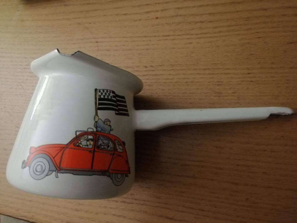 Pot à lait tôle émaillée arbore un décor de la bigoudène, Enlèvement ou Envoi