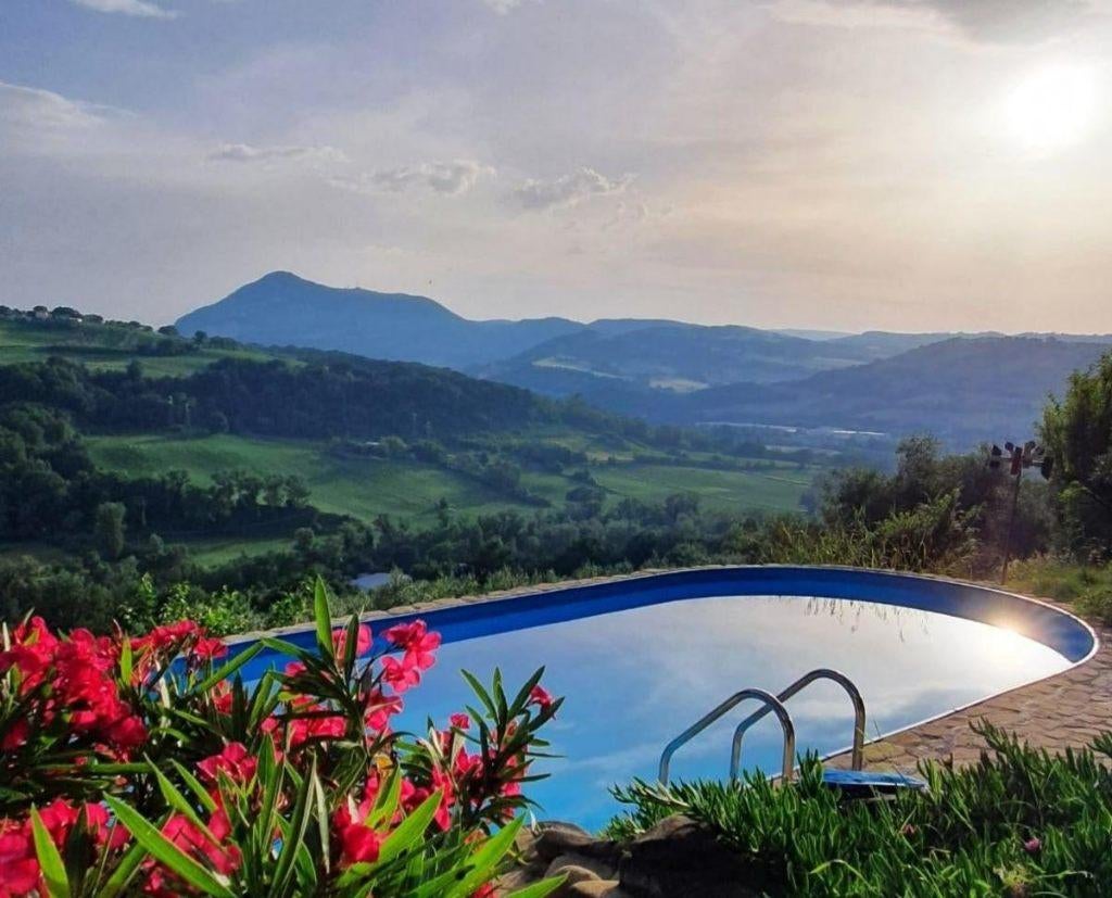 Vakantiehuis met panoramisch zwembad en hottub in Le Marche, Internet, Rome en Midden-Italië, Aan zee, 2 slaapkamers