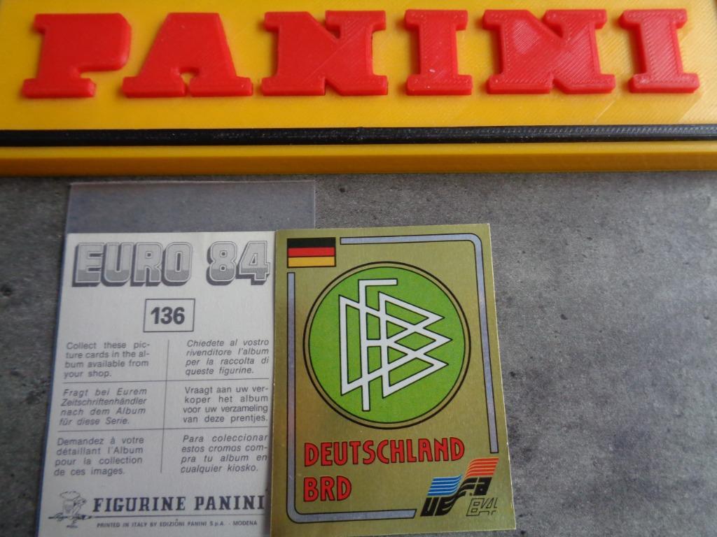PANINI VOETBAL STICKER  EURO 84 EK  EMBLEEM NR 136 BADGE ONG, Hobby en Vrije tijd, Stickers en Plaatjes, Sticker, Ophalen of Verzenden