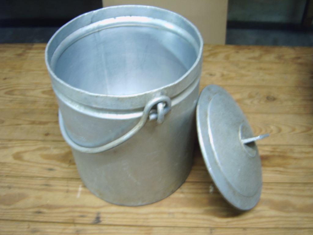 Grote oude dik aluminium kookpot met hengsel en deksel, Articles professionnels, Horeca | Équipement de cuisine, Cuisinière, Friteuse et Grils