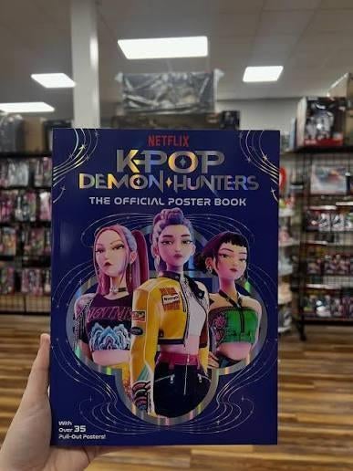 K-POP Demon Hunters limited edition poster book Huntrix, Kpop, Nieuw, Ophalen of Verzenden, Fictie