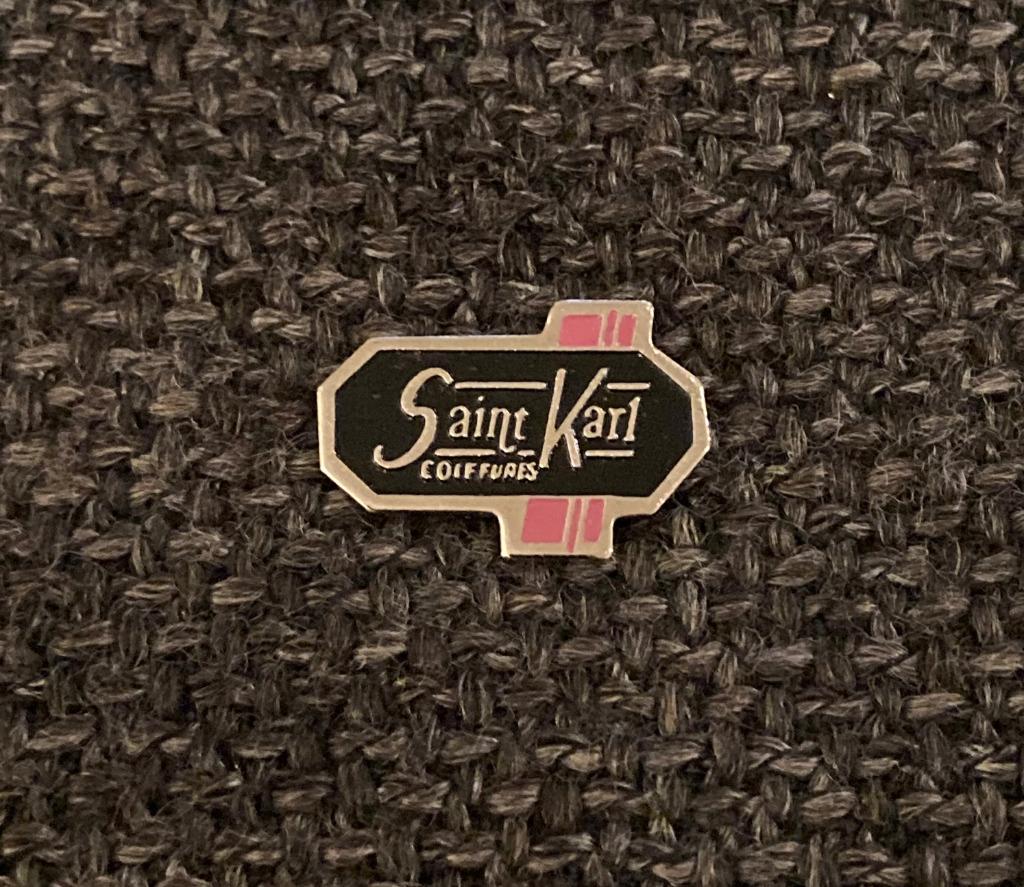 PIN - SAINT KARL - COIFFURES - COIFFEUR - KAPPER, Envoi, Utilisé, Autres sujets/thèmes, Insigne ou Pin's