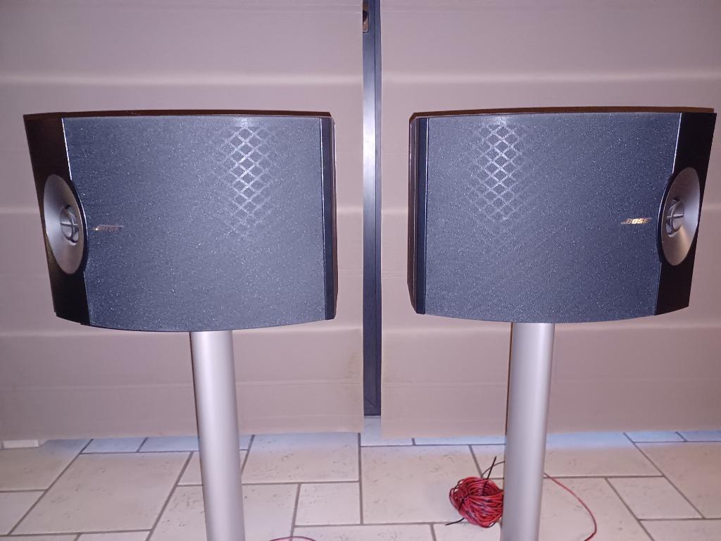 Paire d'enceintes Bose 301 série avec pieds fs-01, Audio, Tv en Foto, Ophalen, Zo goed als nieuw, Front, Rear of Stereo speakers