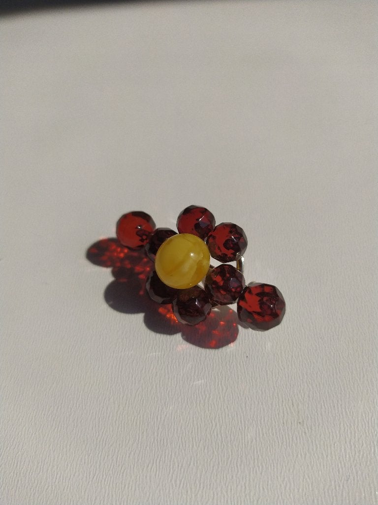 Broche baltisch amber geel en rood, Handtassen en Accessoires, Broches, Nieuw, Zilver, Rood, 4 tot 7 cm, Met edelsteen, Ophalen of Verzenden