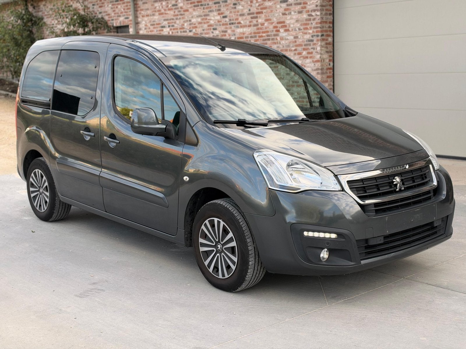 PEUGEOT PARTNER/FACELIFT ! /AUTOMATIQUE ! /6b ! /INSPECTÉ, Autos, Argent ou Gris, Euro 6, Entretenue par le concessionnaire, Noir