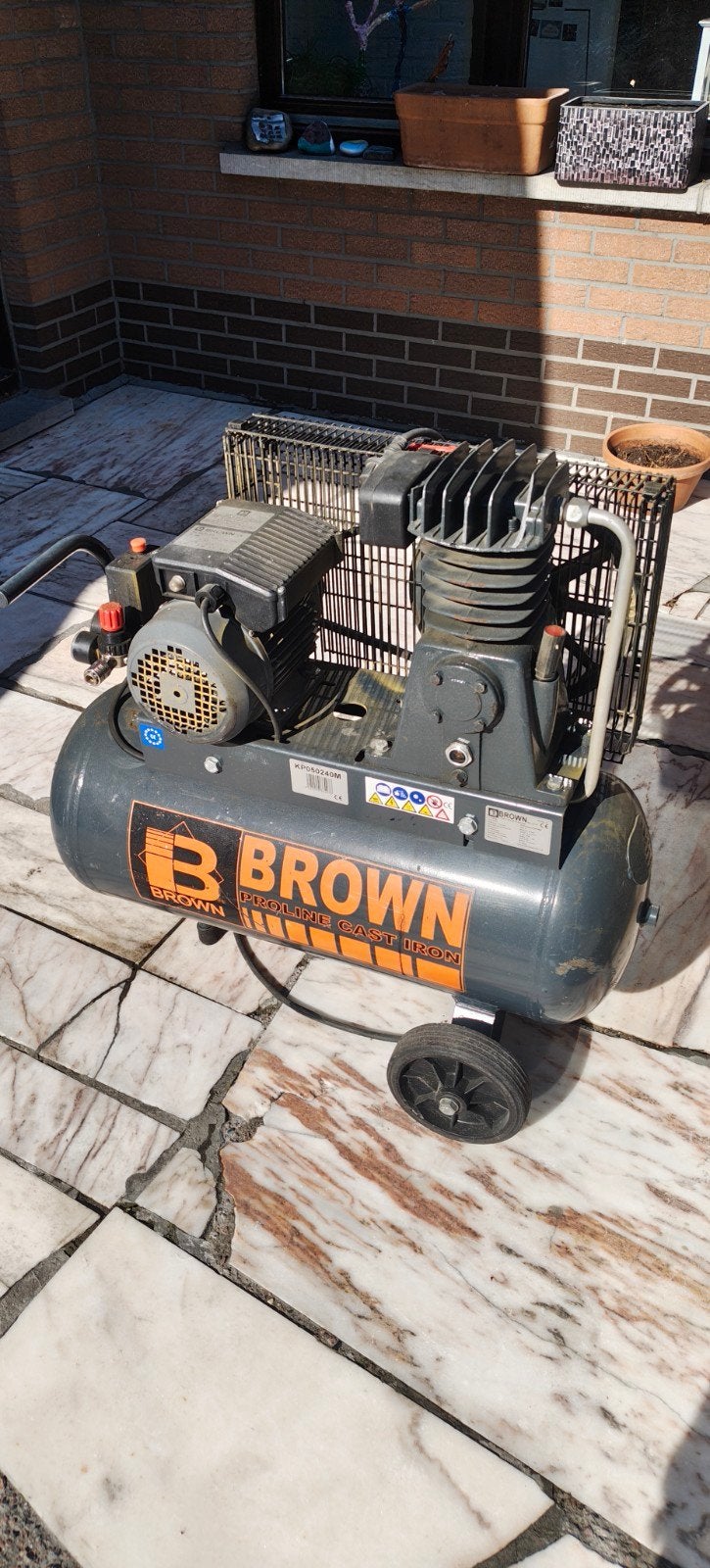 compressor brown, Doe-het-zelf en Bouw, 25 tot 100 liter, Ophalen, Gebruikt, 6 tot 10 bar
