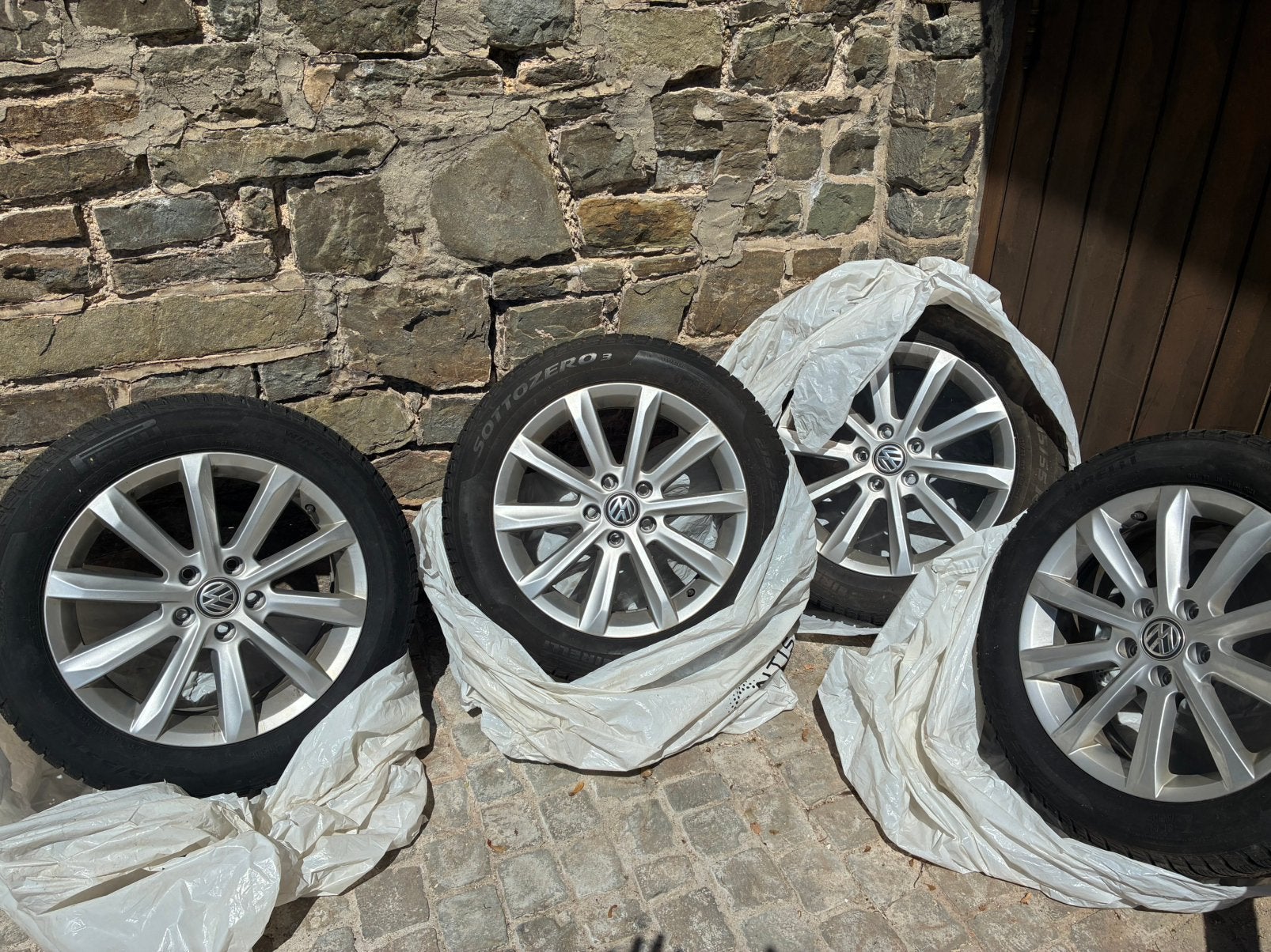 4 jantes VW + pneu – Bridgestone Blizzak 215/55 R17, Autos : Pièces & Accessoires, Neuf, Pneus et Jantes, Pneus hiver, 17 pouces