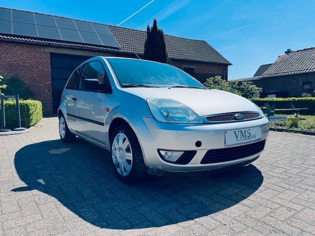 Ford Fiesta 1.4 Essence * Garantie * Attelage de remorque *, 144 g/km, Argent ou Gris, Garantie prolongée, Boîte manuelle