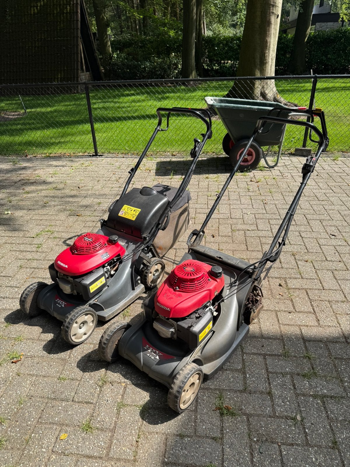 2 honda grasmachines met werk, Tuin en Terras, Grasmaaiers, Ophalen, Zo goed als nieuw