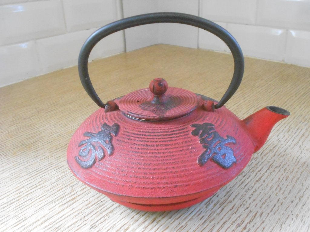 Théière rouge en fonte avec son support en fonte. x, Maison & Meubles, Cuisine | Casseroles & Poêles, Fonte, Enlèvement ou Envoi