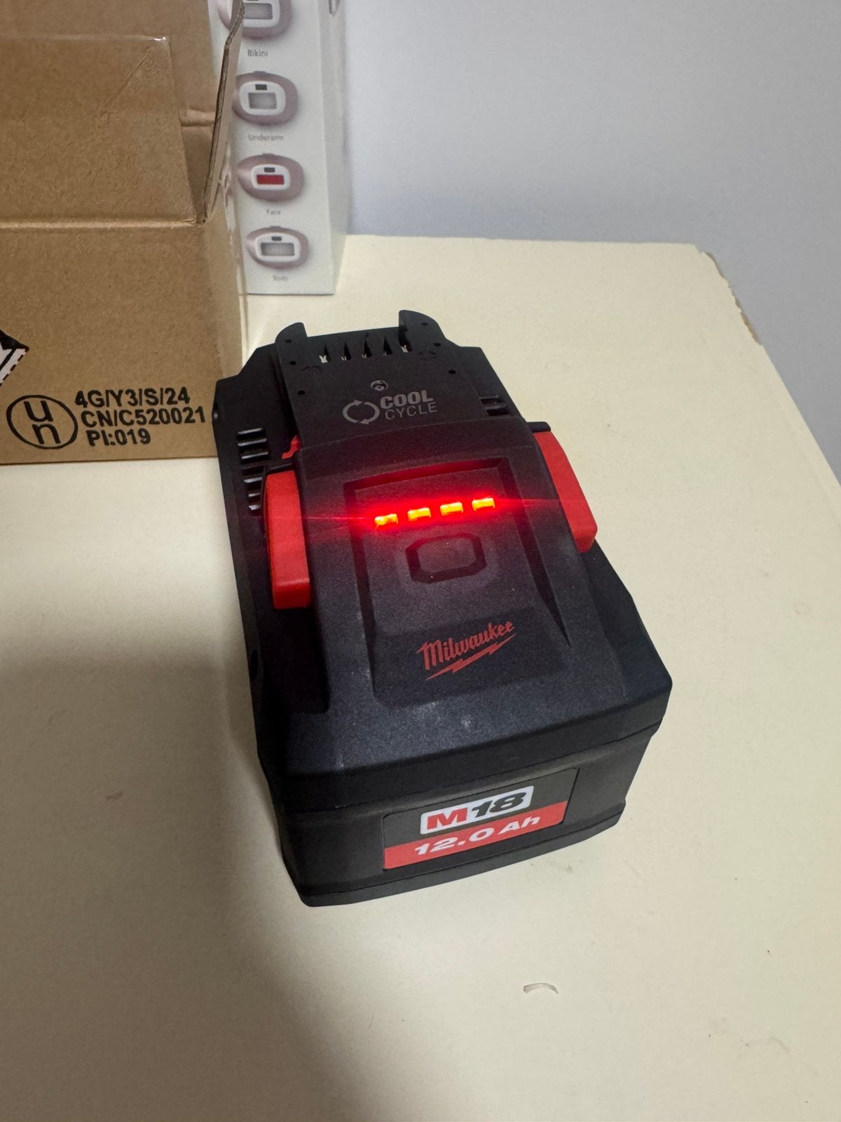 Milwaukee M18 12Ah accu, Ophalen of Verzenden, Zo goed als nieuw