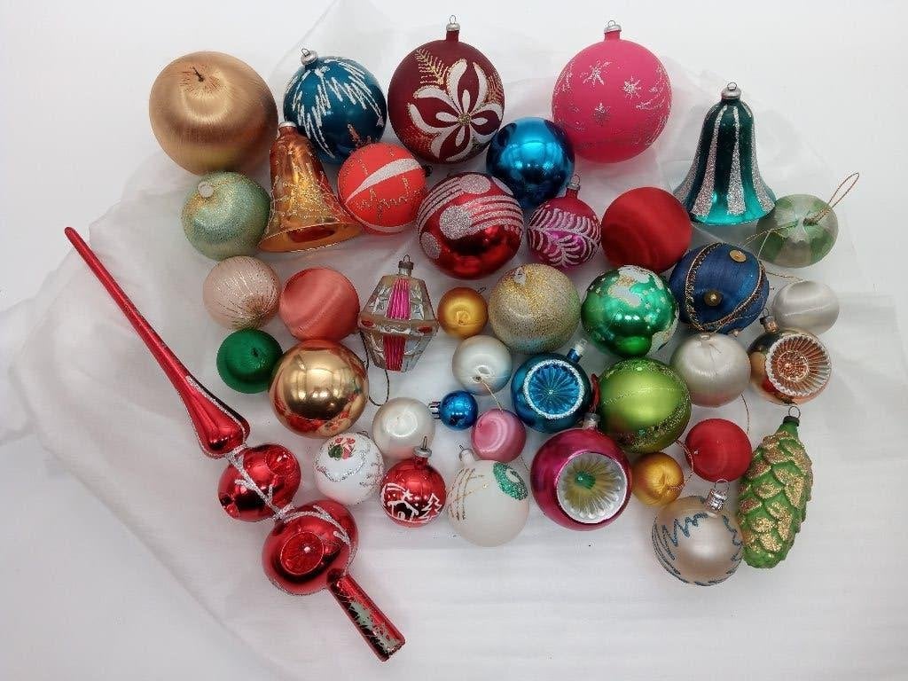 Kleurrijke vintage kunststof kerstballen + piek, Ophalen of Verzenden, Gebruikt