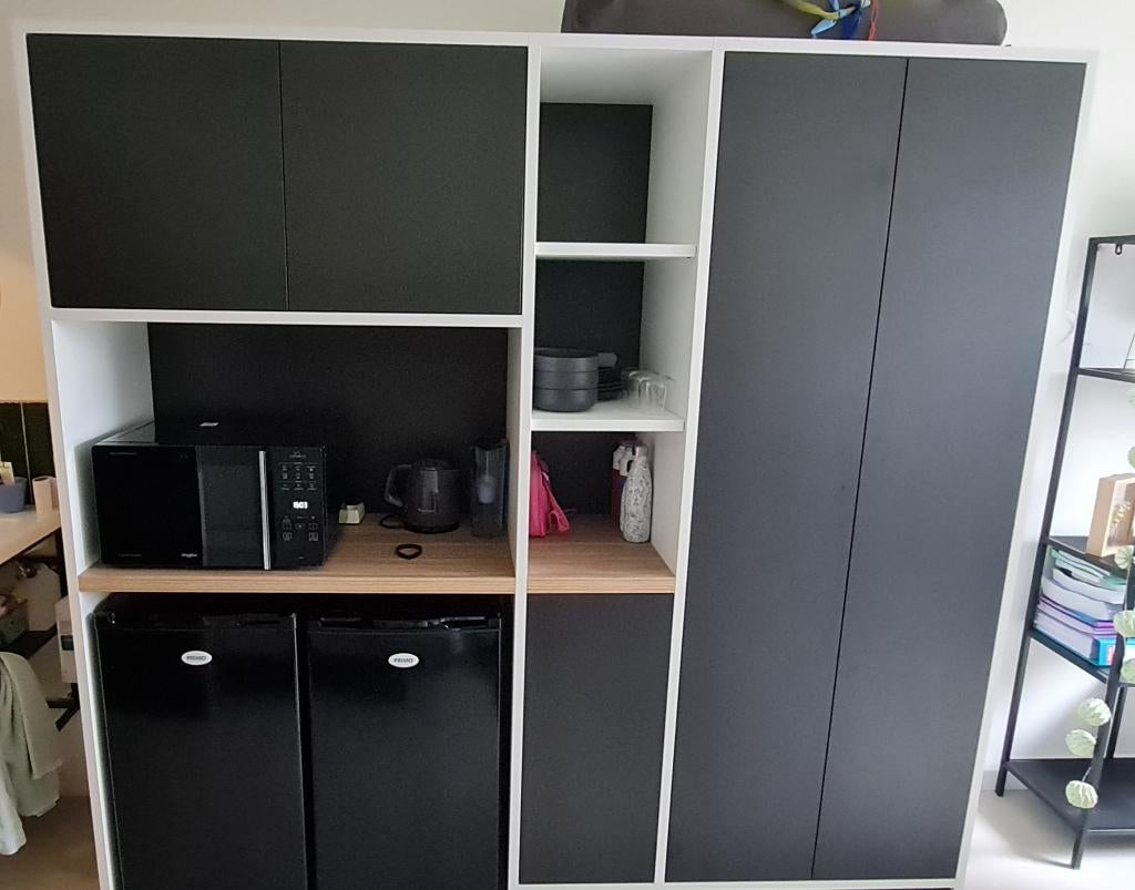 Kleerkast (zwart), 200 cm ou plus, Utilisé, Modern, Autres essences de bois