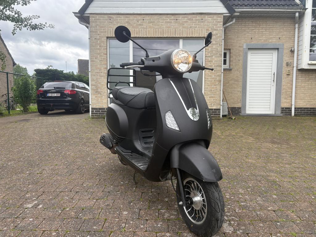 Vespa look scooter A klasse |2023| 4000km!, Fietsen en Brommers, Ophalen, Gebruikt, Klasse A (25 km/u), Benzine