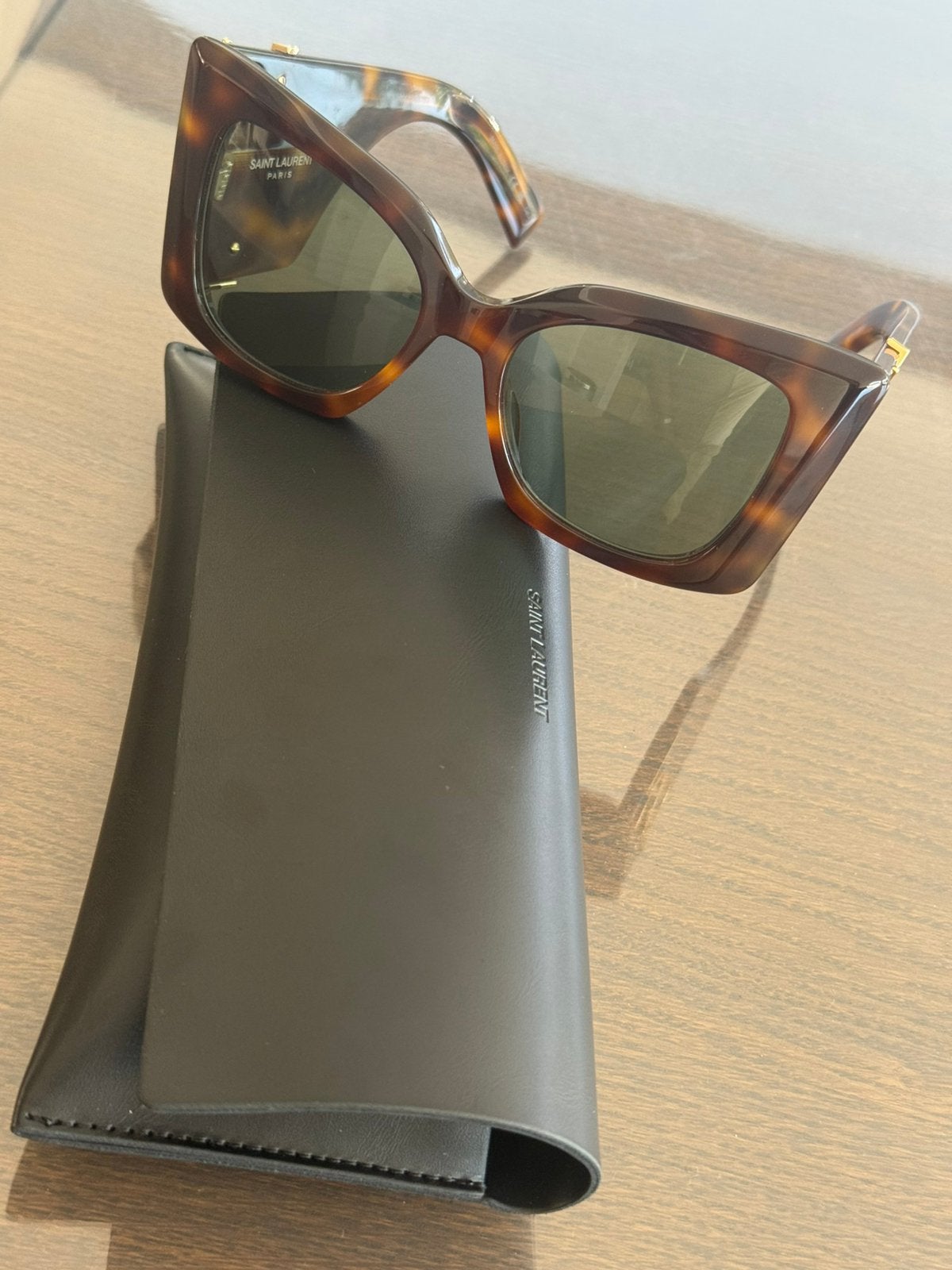 Yves saint laurent dames zonnebril, Handtassen en Accessoires, Ophalen of Verzenden, Zo goed als nieuw, Bruin, Zonnebril