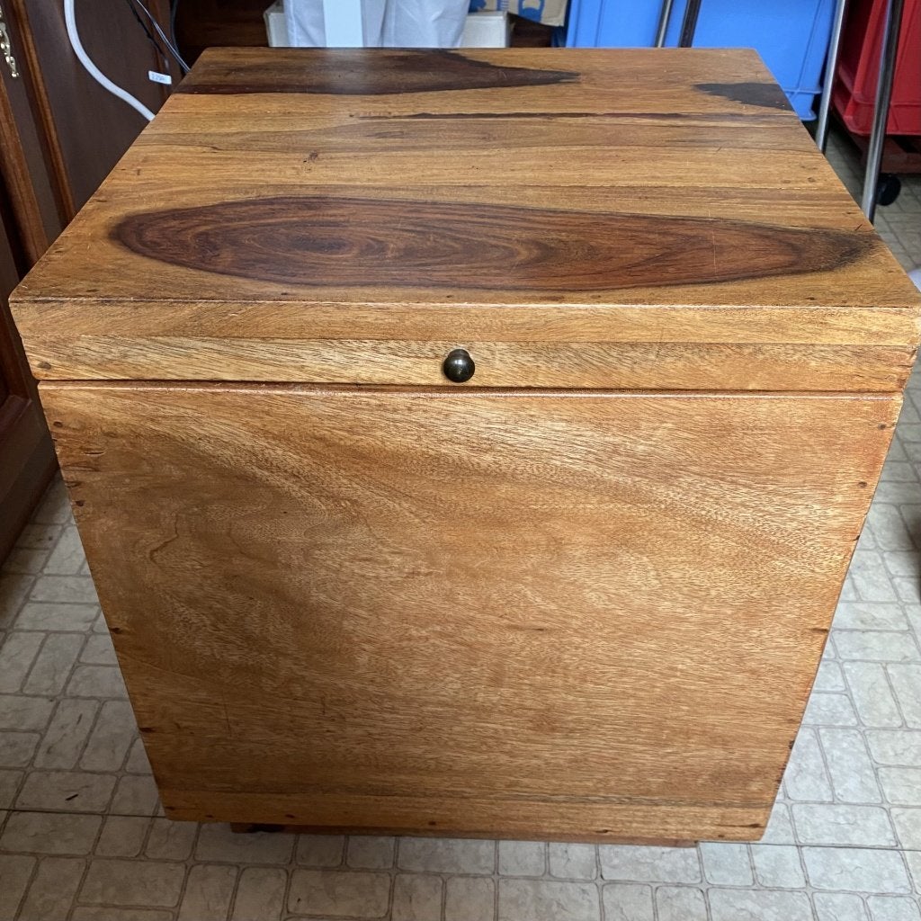 Coffre de rangement/table d'appoint en Sheesham massif, Comme neuf, Enlèvement, Moins de 50 cm, 5 – 50