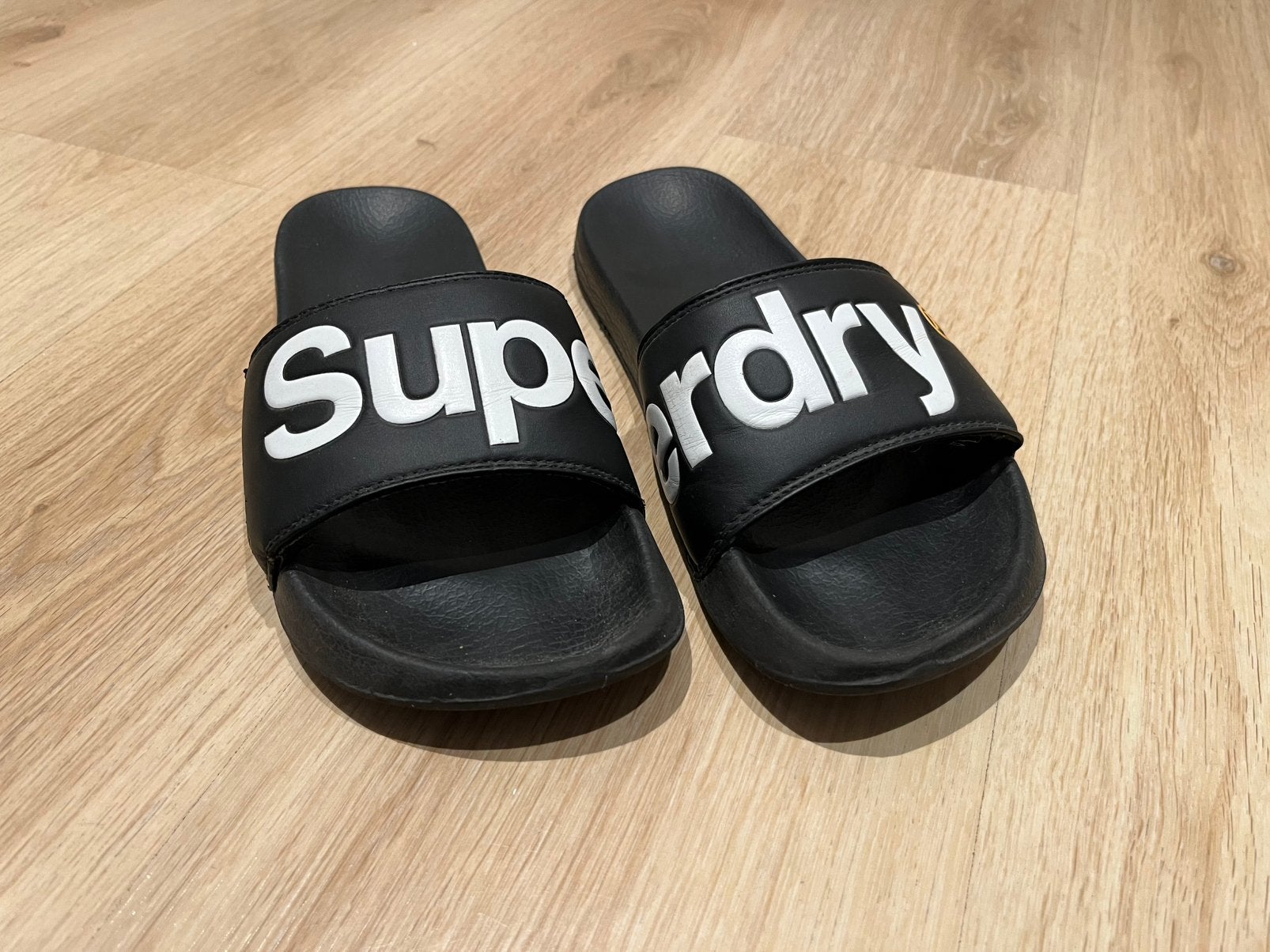 Superdry badslippers maat M (42-43), Sport en Fitness, Overige Sport en Fitness, Ophalen of Verzenden, Zo goed als nieuw