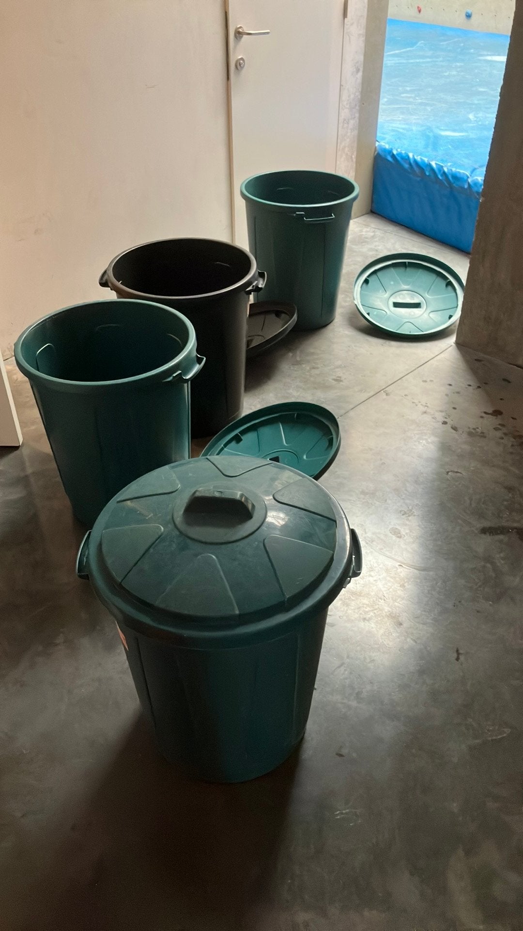 4 grote plastic tonnen met deksel, Ophalen, Gebruikt