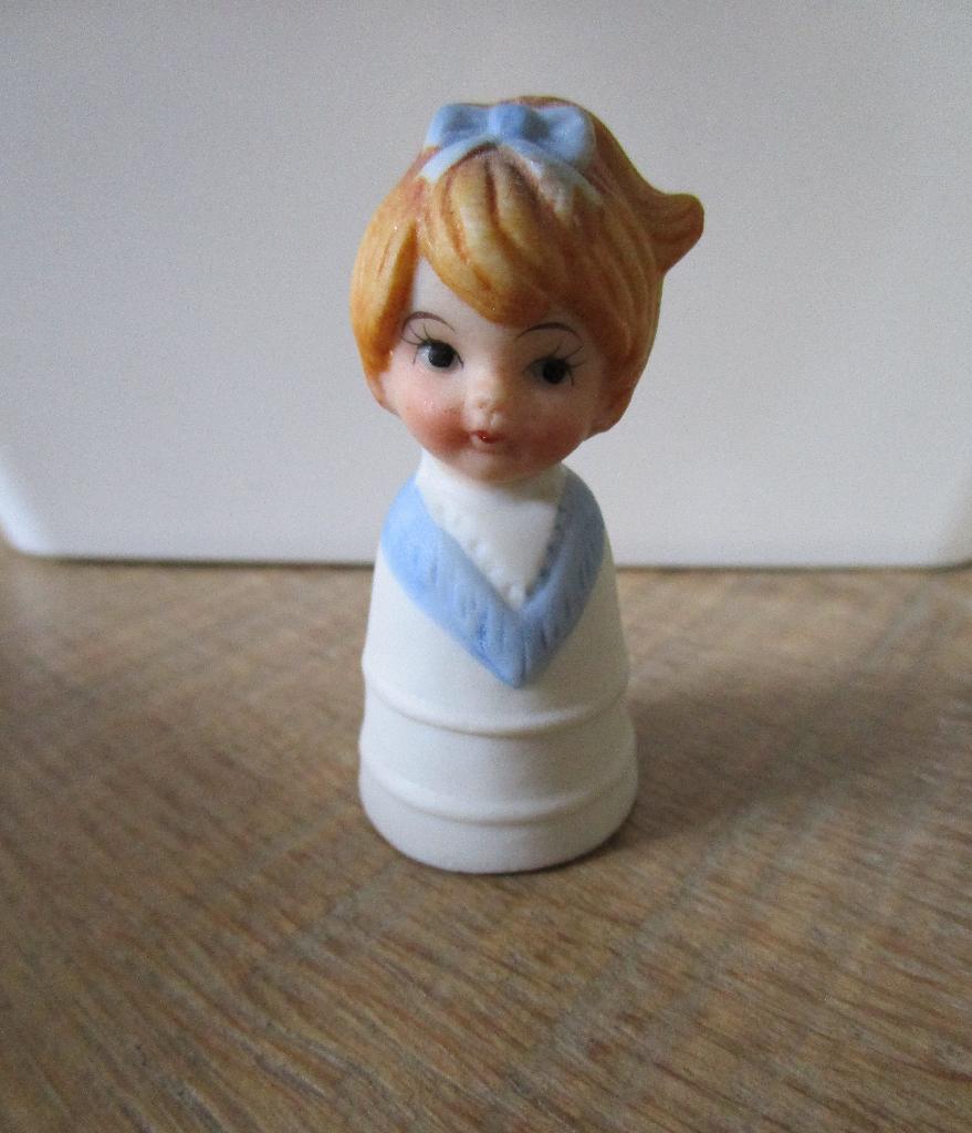 3 vingerhoedjes meisjes, Verzamelen, Vingerhoedjes, Ophalen of Verzenden, Nieuw, Overige materialen, Reliëf
