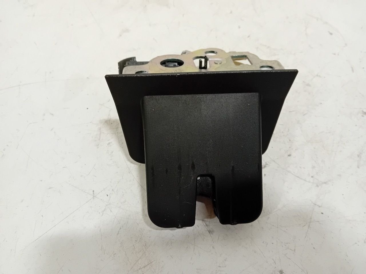 Slot mechaniek kofferdeksel achterklep elektrisch Audi A3, Onderdelen@venauto.nl, Van der Ven Autorecycling B.V., Ettenseweg 76, 4706 PB Roosendaal, The Netherlands