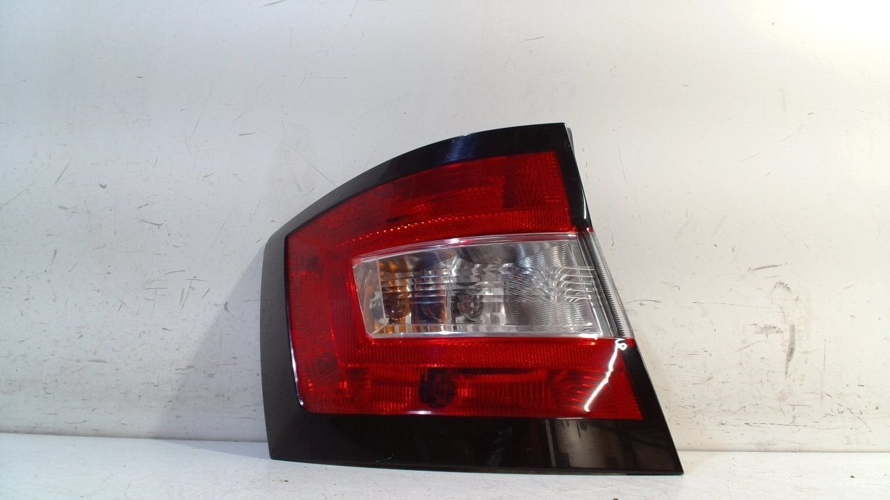 Achterlicht links buiten Skoda Fabia, Autos : Pièces & Accessoires, Éclairage, Skoda, Utilisé, Origine de la pièce connue, 12 mois de garantie
