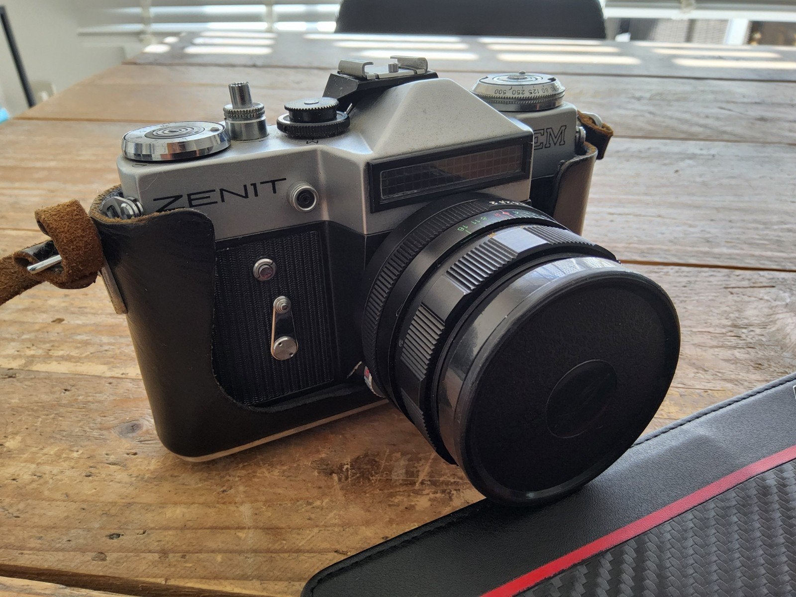 Zenit fototoestel met telelens., Ophalen