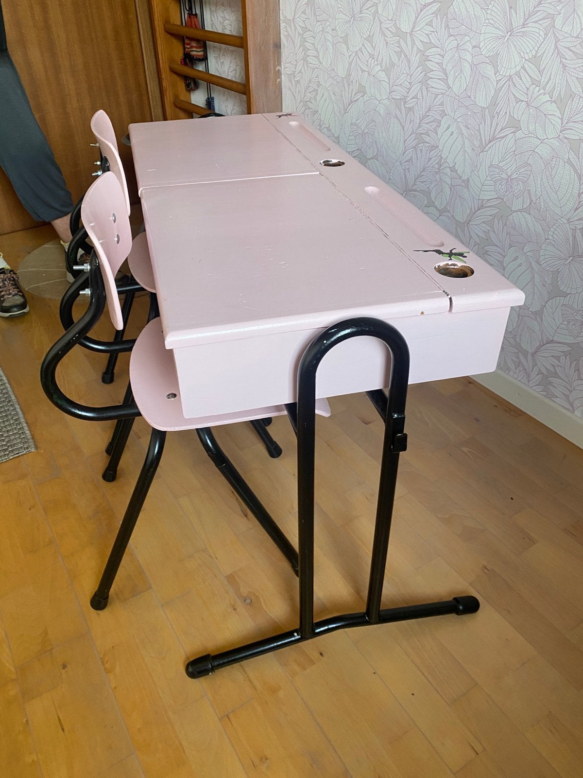 Bureau d’écoliers double avec chaises, Maison & Meubles, Bureau d'écolier, Rose, Utilisé, Bois