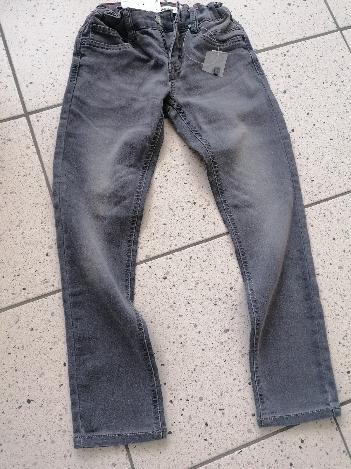 nieuwe grijze jongensjeans maat 128, Enfants & Bébés, Vêtements enfant | Taille 128, Enlèvement