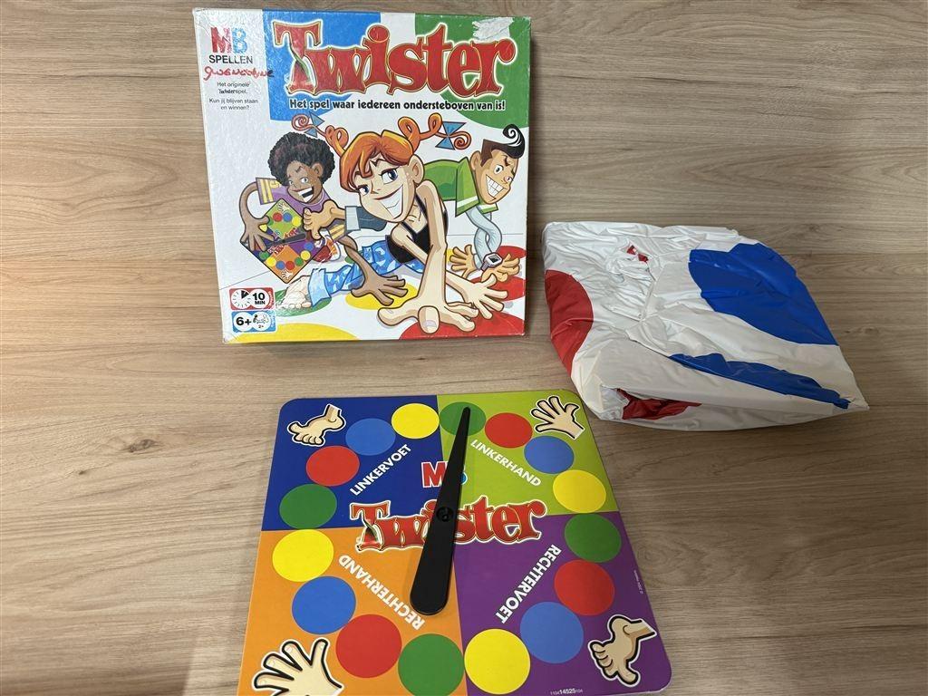 Twister - het spel waar iedereen onderste boven van is - s32, Verzenden, Zo goed als nieuw