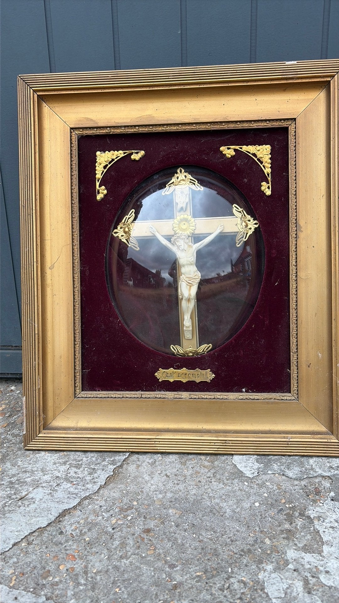 Kruisbeeld in kader onder bol glas., Antiek en Kunst, Ophalen
