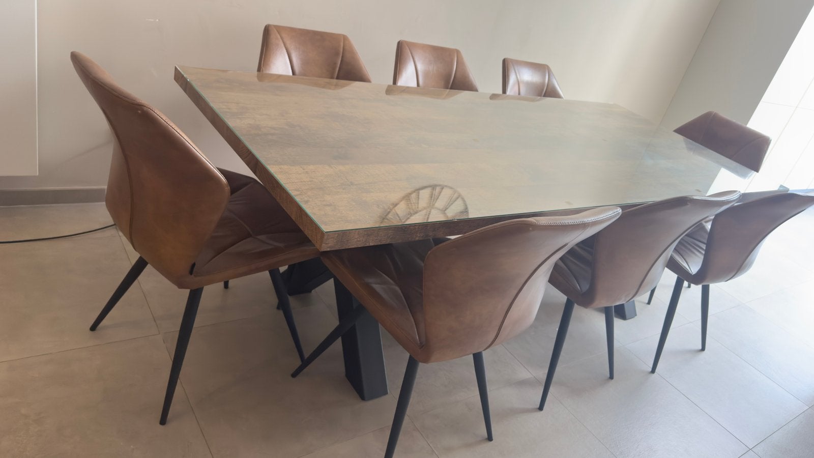 Eettafel van mangohout te koop met 8 eetstoelen., Ophalen, Zo goed als nieuw