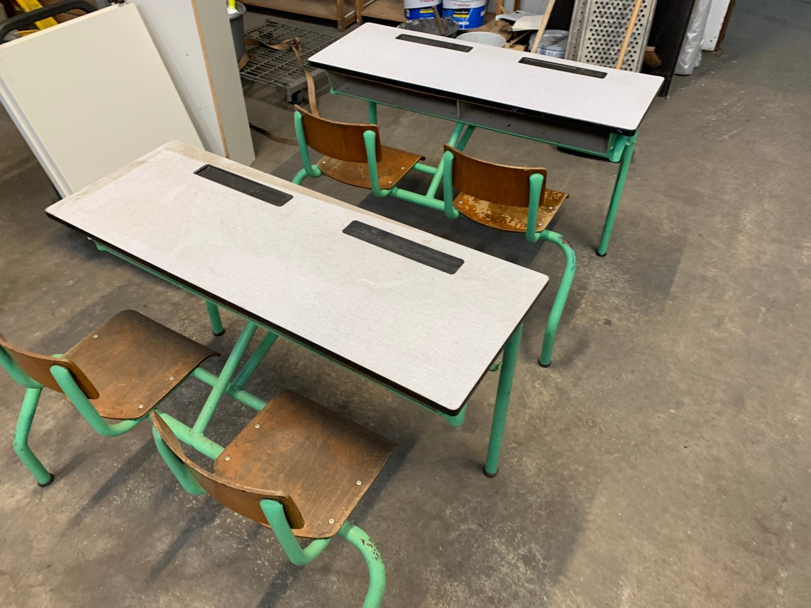 OUDE SCHOOLBANKEN 2 ST, Enlèvement