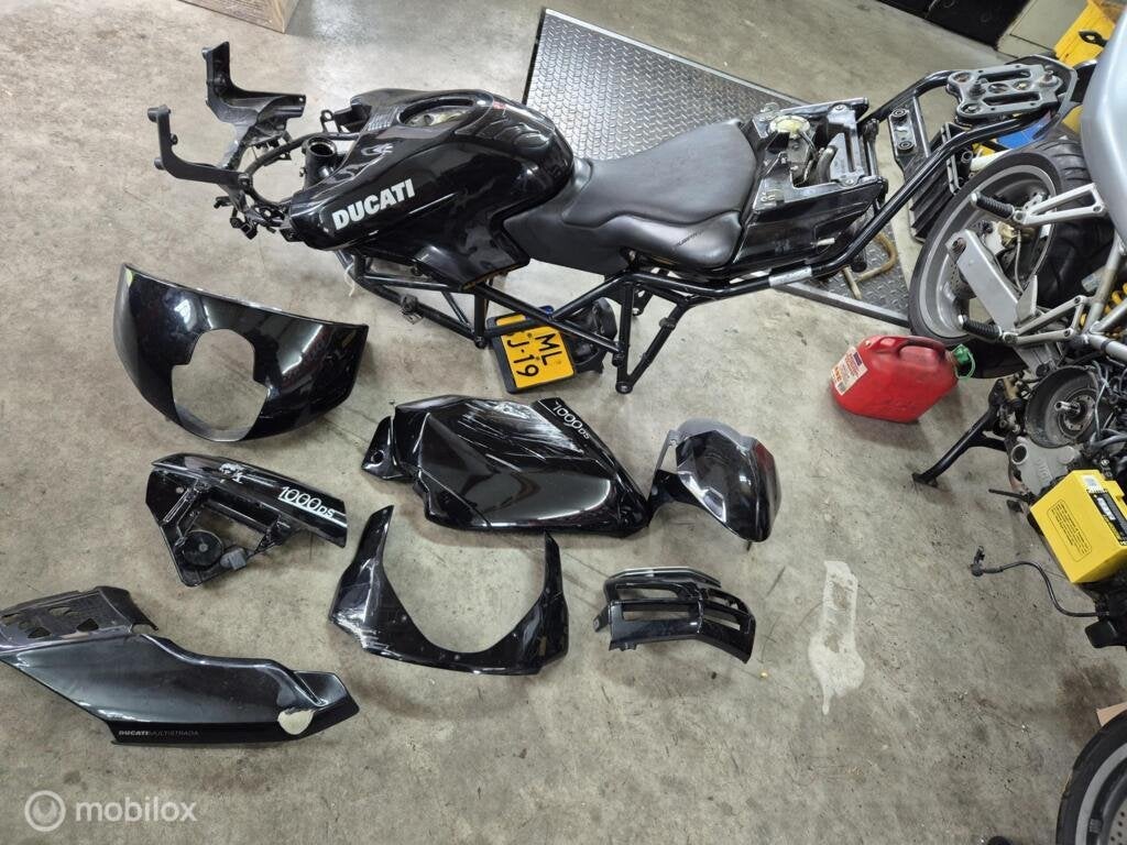 Benzinetank kuipen frame met kenteken multistrada 1000 1100, Gebruikt, Factorystore.service@ducati.com, Ophalen of Verzenden, Via Antonio Cavalieri Ducati, 74/5, 74/6, 40132 Bologna BO